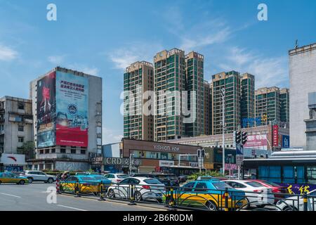 Yichang, China - August 2019: Eine Reihe von Autos, die an einem heißen Sommertag in der Stadt Yichang in der Provinz Hubei auf grünes Licht auf einer belebten Kreuzung warten Stockfoto