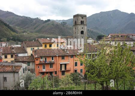 Altes mittelalterlichen Dorf von oben in Borgo a Mozzano in Lucca Stockfoto