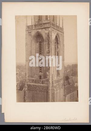 Gezicht op de tweede verdieying van de toren van de Sint-Janskerk te Maastricht Ansicht des zweiten Stockwerks des Turms der St.-John-Kirche in Maastricht Immobilientyp: Fotos Artikelnummer: RP-F 00-5056 Aufschriften / Marken: Anmerkung, Rekto handschriftlich "maastricht'annotatie, verso, handschriftlich. John's Church Tower in Maastricht / 2. Stock / Mai 1893' Hersteller : Fotograf: Anonym (Erbe) (zugeschrieben) Ort Herstellung: Basilika von Saint Servatius Datum: 1893 Material: Papierkarton Technik: Albumin Druckabmessungen: Foto: H 238 mm × W 170 mm Betreff: Teile oder Kirche e Stockfoto