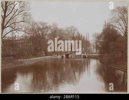 Gezicht op de vijver van het Hortusplantsoen te Amsterdam Onderdeel van Familiealbum met onder Meer foto's van Wijnhandel Kraaij & Co. Bordeaux-Amsterdam. Hersteller : fotograaf: Anoniem dating: CA. 1900 - ca. 1910 Physisches Kenmerken: Daglichtcollodiumzilverdruk Material: Fotopapier Techniek: Daglichtcollodiumzilverdruk Abmessungen: H 80 mm × b 110 mm Betreff: Pondbridgepude Gärten, Park Stockfoto