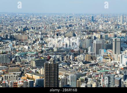 Hochwinkeliger Blick auf Tokio, Japan mit zahllosen Gebäuden. Mischung aus hohen und niedrigen Konstruktionen. Die größte Stadt der Welt. Stockfoto