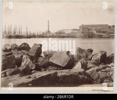 Gezicht op de wijk San Benigno in Genua traf sich in het midden een vuurtoren Genova S Benigno (titel op object) Teil des Travel Albums mit Bildern von Seen, dass: Bedingungen in Genua, Florenz und Venetië. Hersteller : Fotograf: Alfredo NoackPlaats Herstellung: Genua Datum: CA. 1870 - ca. 1890 Physikalische Merkmale: Albumindruckmaterial: Papierfotopapiertechnik: Albumin Druckabmessungen: Foto: H 210 mm × W 267 mm Betreff: Aussicht auf Stadt, Stadtpanorama, Silhouette des städtischen Leuchtturms, Feuerschiff-Felsbrocken, Stein wo genua Stockfoto