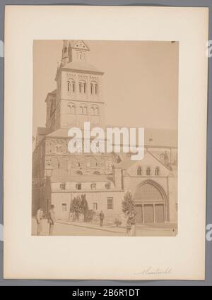 Gezicht op de zuidtoren en het zuidelijk portaal van de Sint-Servaasbasiliek te Maastricht Blick auf den Südturm und das Südportal der Basilika Saint Servatius, Maastrichter Immobilientyp: Fotos Artikelnummer: RP-F 00-5123 Aufschriften / Marken: Anmerkung, Rekto handschriftlich 'Mastricht'annotie, verso, handschriftlich 'St. Servaaskerk Maastricht / Blick auf den Südturm und das Südportal / Hersteller vom Mai 1893 : Fotograf: Anonym (Erbe) (zugeschrieben) Ort Herstellung: Maastricht Datum: 1893 Material: Papierkarton Technik: Albumin Druckabmessungen: Foto: H Stockfoto