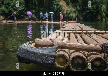 Yangshuo, China - August 2019: Holzbambospel auf dem Flussübergang in der Galerie der Landschaft von Schili, Landschaft Yangshuo, Provinz Guangxi Stockfoto