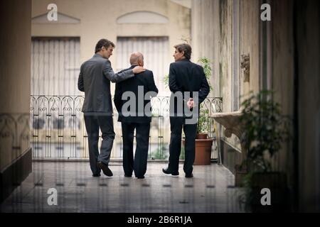 Ansicht von drei Männern in einer Diskussion. Stockfoto