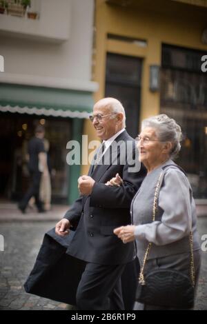 Ein älteres Paar spazieren in der Öffentlichkeit. Stockfoto