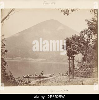 Gezicht op een berg met een meer bij Nikko Blick auf einen Berg mit einem mehr Nikko Objekt Typ : Bild Artikelnummer: RP-F Schl. / Marken: Aufschrift, recto, schrieb: "Japan, ... in the ... von Nikko' Hersteller: Fotograf: Anonymer Ort Herstellung: Unbekanntes Datum: Vor den Jahren von 1874 bis 1894 Physische Merkmale: Albumindruckmaterial: Papierkartontechnik: Albumin Druckabmessungen: Foto: H 218 mm × W 279 mmblad: H 295 mm × W 317 mm Betreff: Bergsee wo: Nikko Stockfoto