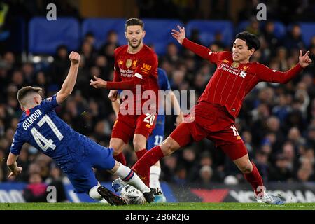 Billy Gilmour von Chelsea tackelt Takumi Minamino von Liverpool - Chelsea gegen Liverpool, Die fünfte Runde des Emirates FA Cup, Stamford Bridge, London, Großbritannien - 3. März 2020 nur redaktionelle Verwendung - es gelten die Einschränkungen für DataCo Stockfoto