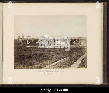 Gezicht op een Brug over de Kelvin nabij Hillhead Zusatz zu Bridge Across River Kelvin, in der Nähe von Hillhead für Wasserleitungen (titel op object) Ansicht einer Brücke über Kelvin bei Hillhead Zusätzlich zu Bridge Across River Kelvin, in der Nähe von Hillhead für Wasserleitungen (title object) Property Type: Fotoseite Artikelnummer: RP-F 2001-7-1623-32 Hersteller: Fotograf: T. & R. Annan & Sons Herstellung: Schottland Datum: CA. 1879 - oder für das Material von 1889: Papiertechnik: Albumindrucke Abmessungen: Foto: H 204 mm × W 279 mm Betreff: Landschaft mit Brücke, Viadukt oder Aquädukt Stockfoto