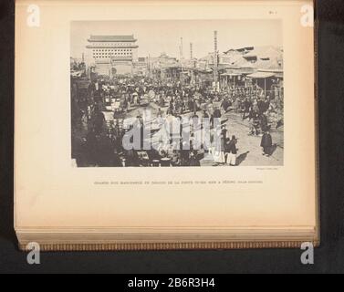 Blick auf eine belebte Einkaufsstraße im Tsien-Men-Tor in der Peking-Grande-Rue marchande und Dehors de la porte Tsien ist ein PEKING-OBJEKT-Typ (Ville Chinoise): Fotomechanische Seite drucken Artikelnummer: RP-F-2001- 7-1126 Hersteller: Hersteller: J. Royer (auf Objekt angegeben) dating: CA. 1892 - in oder vor 1897 Material: Papiertechnik: Lichtdruck Abmessungen: Bild: H 157 mm × W 228 mmToelichtingMieten vier Seiten für Seite 338. Betrifft: Straßengeschäft, Ladenlokal, Eingang Stockfoto