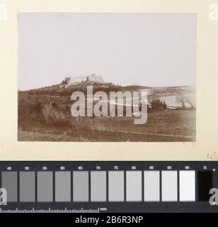 Gezicht op een fort, vermoedelijk aan de kust van Zuid-Frankrijk Onderdeel van Fotoalbum van een Franse amateurfotograaf met opnames van een familie, distierderij Delizy & Doistau Fils, het leger en beziens Stockfoto