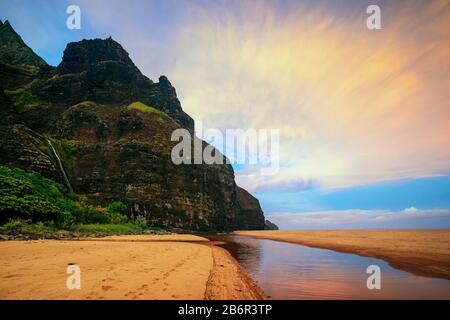 Vereinigte Staaten von Amerika, Hawaii, Kauai Island, Napali Coast State Park, Pali Seeklippen auf dem Kalaulau Trail Stockfoto