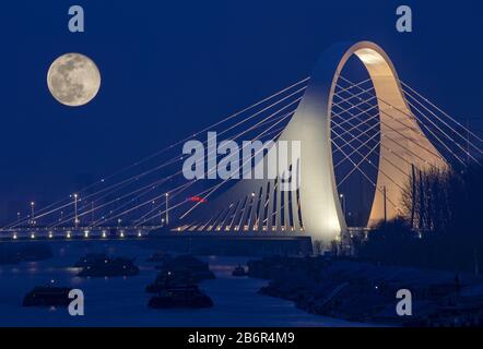 Jiangsu, China. März 2020. Der zweitgrößte Supermond im Jahr 2020 wird in Huai 'an City, der ostchinesischen Provinz Jiangsu, gesehen. Kredit: SIPA Asia/ZUMA Wire/Alamy Live News Stockfoto