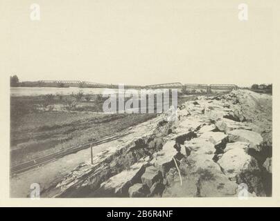 Gezicht op een ingestorte spoorbrug over de Nagara-rivier in Japan na een aardbeving View of a constinpsed Eisenbahnbrücke over the Nagara River in Japan after a Earthquake object type: Photomechanical print page Item Number: RP-F 2001-7-1641-25 Manufacturer: Anoniemklischeemmaker: Kazumasa Ogawa (listed object) 28-Okt-1891 - oder für Material von 1892: Papiertechnik: Lichtdruckmessungen: Aufgedruckt: H 204 mm × W 282 mm Betreff: Folgen einer Erdbebenbahn, Straßenbahn; Zahnstangenbahnbrücke Mino-Owari Erdbeben von 1891 Stockfoto