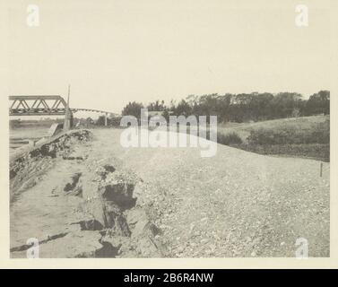 Gezicht op een ingestorte spoorbrug over de Nagara-rivier in Japan na een aardbeving View of a constinpsed Eisenbahnbrücke over the Nagara River in Japan after a Earthquake object type: Photomechanical print page Item Number: RP-F 2001-7-1641-24 Manufacturer: Anoniemklischeemmaker: Kazumasa Ogawa (listed object) Nach 28-Okt-1891 - in oder vor dem Jahr 1892 Material: Papiertechnik: Lichtdruck Abmessungen: Bild: H 218 mm × W 281 mm Betreff: Folgen einer Erde-Quake-Bahn, Straßenbahn; Zahnstangenbahnbrücke Mino-Owari-Erdbeben im Jahr 1891 Stockfoto