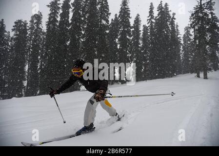 Baramulla, Jammu & Kashmir, Indien. März 2020. Ein Skifahrer, der an einem sonnigen Tag im Gulmarg.Gulmarg Resort im berühmten Skigebiet aktiv ist, ist ein großer Skihügel, der mit einer Gondel bedient wird. Die Skisaison beginnt direkt nach Weihnachten und dauert je nach Schneeverhältnissen bis Ende März. In dieser Zeit verwandelt sich die verschlafene Stadt in einen Karneval von Skifahrern aus Russland, Australien, Neuseeland, Europa und den USA. Kredit: Idrees Abbas/SOPA Images/ZUMA Wire/Alamy Live News Stockfoto