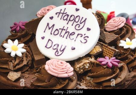 Fröhlicher Muttertagskuchen mit Schokolade und Marzipan-Icing Stockfoto