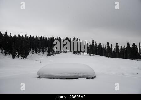 Baramulla, Jammu & Kashmir, Indien. März 2020. Ein schneebedecktes Schlammhaus im berühmten Skigebiet Gulmarg.Gulmarg Resort ist ein großer Skihügel, der von einer Gondel bedient wird. Die Skisaison beginnt direkt nach Weihnachten und dauert je nach Schneeverhältnissen bis Ende März. In dieser Zeit verwandelt sich die verschlafene Stadt in einen Karneval von Skifahrern aus Russland, Australien, Neuseeland, Europa und den USA. Kredit: Idrees Abbas/SOPA Images/ZUMA Wire/Alamy Live News Stockfoto