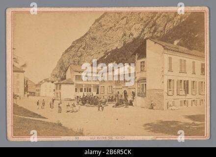 Gezicht op een kuuroord in Lavey-les-Bains Les bains de Lavey (titel op object) Ansicht eines Wellnessbereichs in Lavey-les-Bains-les-Bains de Lavey (title object) Objektart: Foto Cabinet Picture Artikelnummer: RP-F20356 Hersteller: Fotograf: Garcin (listed property) Ort Herstellung: Lavey- les-Bain Datum: CA. 1875 - ca. 1885 Physikalische Merkmale: Albumindruckmaterial: Papierkartontechnik: Albumin Druckabmessungen: Foto: H 101 mm × W 156 mm Betreff: Gießplatz, SPA Stockfoto