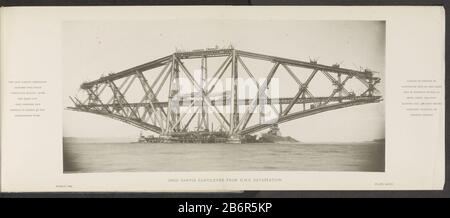 Gezicht op een ligger van de Forth Bridge in aanbouw Inch Garvie Cantilever from HMS Devastation (titel op object) View of a beam of the Forth Bridge under Construction Inch Garvie Cantilever from H.M.S. Verwüstung (Titelobjekt) Objekttyp: Fotomechanische Druckseite Artikelnummer: RP-F 2001-7-1638-32 Aufschriften/Marken: Nummer, Nachdruck: "Platte XXXII.'opschreift, recto, printed:" Der Zoll Garvie Cantilever Erreichte diese Stufe (...), bevor er Positionen von Mittelträgern erreichte." Hersteller: Ersteller: Anonymer Drucker: Photophane Firma (Herstellungsdatum) Stockfoto