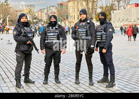 Istanbul, Türkei - 11. Februar 2020: Vier junge Polizisten bewaffnet mit automatischen Waffen in Uniform und mit Körperbewaffnung in Sultanahmet Meydan auf einem Gloo Stockfoto