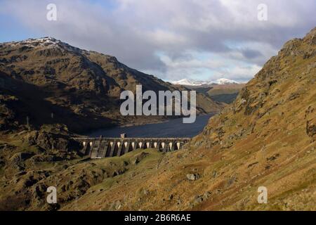 Blick auf den Loch Sloy Hydro Electric dam von Akzent Ben Vorlich. Stockfoto