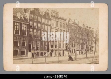 Gezicht op een rij huizen aan de Amstel in Amsterdam Ansicht einer Reihe von Häusern entlang der Amstel in Amsterdam Objektart: Foto Cabinet Foto Artikelnummer: RP-F F19733 Aufschriften / Marken: Anmerkung, verso, handschriftlich: "Innerhalb von Amstel" Hersteller: Fotograf: Anonymer Ort Herstellung: Amsterdam Datum: 1850 - 1900 Material: Fotopapier, Kartontechnik: Albumindruck Abmessungen: Sekundärträger: H 109 mm × W 168 mm Betreff: Streetthe usual House or row of House where: Amsterdam Stockfoto