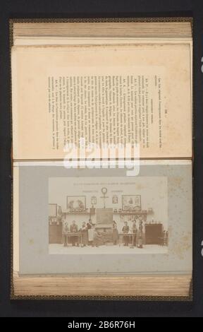 Bild einer Schule der Ökonomie Objektart: Fotoseite Artikelnummer: RP-F 2001-7-1234-8 Hersteller: Fotograf: Anonymer Ort Herstellung: Antwerpen Datum: C.F.oder für 1893 Material: Papiertechnik: Dolchtcollodiumzilverdrauk Abmessungen: Foto: H 105 mm × W 164 mm Fototingfoto Vorderseite. Betrifft: Grundschule; Klasse, Hausaufgaben bilden Stockfoto