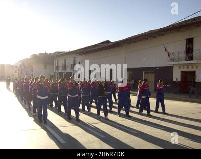 Celendin, Peru. Gruppe uniformierter Schulkinder marschiert zum Unabhängigkeitstag auf der Straße entlang. Juli 2011 Stockfoto