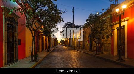 Panorama-Stadtbild der Stadt Oaxaca bei Sonnenaufgang mit seiner kolonialen Architektur, Oaxaca State, Mexiko. Stockfoto