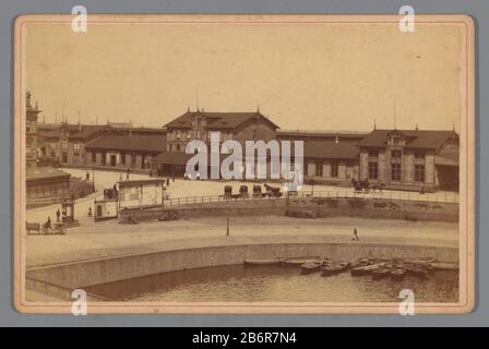 Gezicht op een Station aan de Westerdoksdijk in Amsterdam Blick auf eine Fahrt nach Westerdoksdijk Amsterdam Immobilien Typ: Foto Schrank Foto Artikelnummer: RP-F F19475 Aufschriften / Marken: Aufschrift verso, gedruckt: "EERA Diploma Donaueschingen 1874 / SILBERMEDAILLE KARLSRUHE 1877 / Photographie Artistique / & / Kunsthandel / S. Herz Amsterdam./ Herengracht 80 & Heerenstraat 4.'annotie, verso, handschriftlich: 'Hilfe Hauptbahnhof / Februar 1890./ abgebrochen nach c.. 8 Jahre diensttijd' Hersteller : Fotograf: Sigmund LOW (ist möglich), Herausgeber: S. Herz (auf dem Objekt angegeben) Herstellung: Stockfoto