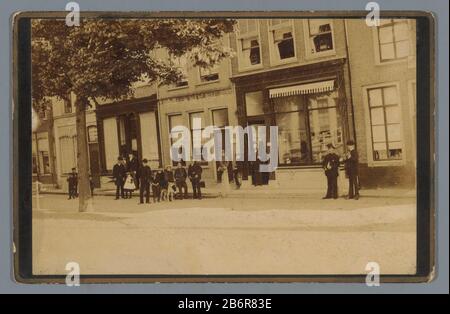 Gezicht op een Straat met een groep mensen te Schoonhoven Blick auf eine Straße mit einer Gruppe von Menschen Schoonhoven Objektart: Foto Cabinet Foto Artikelnummer: RP-F1938 Hersteller: Fotograf: Anonymer Ort Herstellung: Schoonhoven: 1850 - 1900 Material: Dating Baryta Pappe Technik: Gelatine Silber Druck Abmessungen: Sekundäres Medium: H 107 mm × W 166 mmOnderwerp Stockfoto