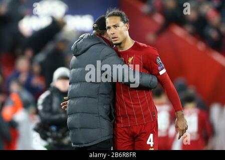 Virgil van Dijk aus Liverpool (r) sieht am Ende des Spiels niedergeschlagen aus, da er von Jurgen Klopp, dem Liverpool-Manager, tröstet wird. UEFA Champions League, Runde 16, Spiel der 2. Etappe, Liverpool gegen Atletico Madrid im Anfield Stadium in Liverpool am Mittwoch, 11. März 2020. Dieses Bild darf nur für redaktionelle Zwecke verwendet werden. Nur redaktionelle Nutzung, Lizenz für kommerzielle Nutzung erforderlich. Keine Verwendung bei Wetten, Spielen oder einer einzelnen Club-/Liga-/Spielerpublikationen. PIC von Chris Stading/Andrew Orchard Sportfotografie/Alamy Live-News Stockfoto