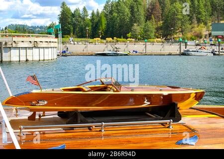 Ein kleines Holzboot sitzt auf einem lebhaften Holzboot auf der schwimmenden Boardwalk Marina Wooden Boat Show im Resort in Coeur d'Alene, Idaho. Stockfoto