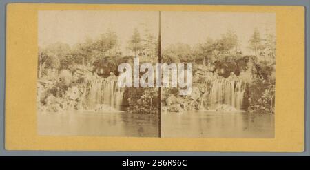 Gezicht op een waterval in het des Bois de Boulogne in Parijs Blick auf einen Wasserfall im Bois de Boulogne in Paris Objektart: Stereobild Artikelnummer: RP-F05466 Aufschriften / Marken: Aufschrift verso, handschriftlich, "Cascade du Boulogne'nummer, verso, handschriftlich" 33' Hersteller: Fotograf: Anonyme Standortfertigung: "Boulogne"-Datierte: CA. 1850 - ca. Material: Fotopapier, Papptechnik: Albumindruck Abmessungen: Sekundärträger: H 86 mm × W 176 mm Betreff: Öffentliche Gärten, Park- und Gartenkaskade wo: Boulogne Stockfoto