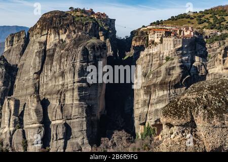 Kalambaka, Griechenland, Luftansicht des Klosters Varlaam und atemberaubende Bilder des Tals und des Wahrzeichen Canyons von Meteora bei Sonnenuntergang, Cradle auf einer Seilbahn Stockfoto