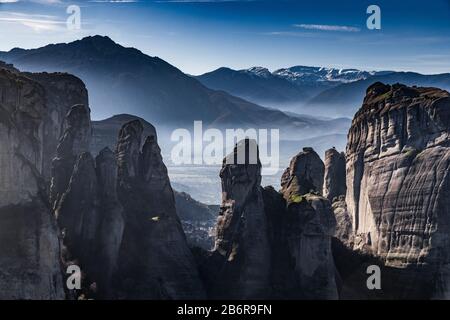 Blick auf das Unesco-Denkmal Meteora, die Berge, das Wahrzeichen der Griechen, sonniges Wetter, Nebel, Dunst über einem Tal Stockfoto