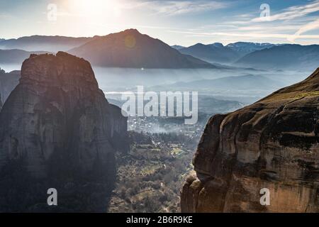 Blick auf das Unesco-Denkmal Meteora, die Berge, das Wahrzeichen der Griechen, sonniges Wetter, Nebel, Dunst über einem Tal Stockfoto