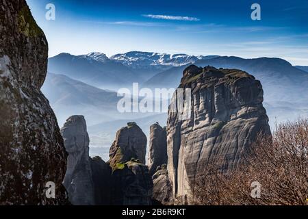 Blick auf das Unesco-Denkmal Meteora, die Berge, das Wahrzeichen der Griechen, sonniges Wetter, Nebel, Dunst über einem Tal Stockfoto