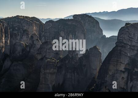 Blick auf das Unesco-Denkmal Meteora, die Berge, das Wahrzeichen der Griechen, sonniges Wetter, Nebel, Dunst über einem Tal Stockfoto