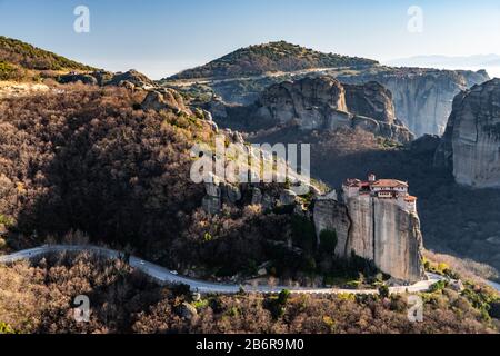 Luftbild des Klosters Rousanou und atemberaubendes malerisches Tal und Wahrzeichen von Meteora bei Sonnenuntergang, Kalambaka, Griechenland, Schatten, verdreht Stockfoto