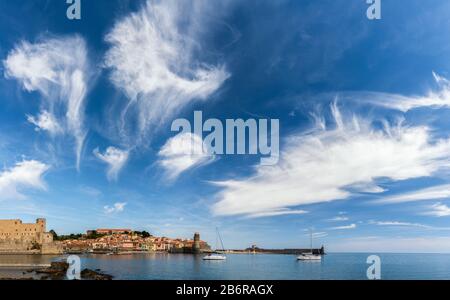 Die Stadt Collioure und ihr Hafen im Languedoc, Pyrenäen-Orientales, Frankreich Stockfoto