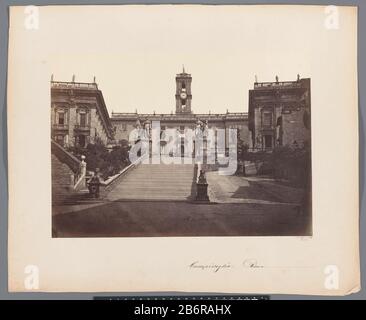 Gezicht op het Capitool in Rome Compidoglio Roma (titel op object) Blick auf das Kapitol in RomeCompidoglio Roma (title object) Objekttyp: Fotos Artikelnummer: RP-F 2003-153 Aufschriften/Marken: Punch, recto under, Stempel, 'Altobelli e CI / ROMA'annotie, recto under, in Stift: 'Campidoglio. Roma.'annotie, verso in Bleistift: 'Campidoglio' Hersteller : Fotograf: Gioacchino Altobelli Fotograf: Altobelli e Ciklaats Herstellung: ROM Datum: CA. 1860 - ca. Technische Merkmale: Albuminpapier Druckmaterial: Papierpapier Pappe Technik: Albumin Druckabmessungen: Foto: H 271 mm b × 37 Stockfoto