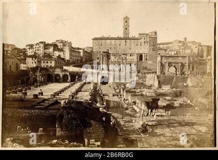 Bild des Forum Romanum in Rom 3115a (serietitel) Blick auf das Forum Romanum in Rom3115a (Serientitel) Objekttyp: Fotos Artikelnummer: RP-F 00-267 Aufschriften/Marken: Nummer lo im Bild auf Glas geschrieben negativ '3115a'stempel, verso, gestempelt 'Nationalschule Kunstnijverheid' Hersteller: Fotograf: Altobelli & Molins (zugeordnet zu) Herstellung: Italien Datum: 1857 - 1875 Physische Merkmale: Albumin Druckmaterial: Papierpapier Pappe Technik: Albumin Druckabmessungen: Foto: H 281 mm × W 416 mmblad: H 318 mm × b 478 mm Betreff: Landschaft mit Rufnamen von Histor Stockfoto