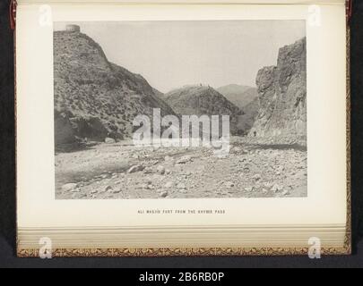 Blick auf die Festung von Ali Masjid in KhyberpasAli Masjid Fort vom Khyber Pass (Titelobjekt) Objekttyp: Fotomechanische Seite drucken Artikelnummer: RP-F 2001-7-437-44 Hersteller: Fotograf: Frederick Saint John Gore Print Autor: Anonymer Ort Herstellung: Khyberpas dating: 1890 - oder für das Jahr 1895 Material: Papiertechnik: Lichtdruckmessungen: Aufgedruckt: H 118 mm × W 170 mmToelichtingPrent Vorderseite 160. Betrifft: Festung Berg, wo Fort Ali Masjid Stockfoto