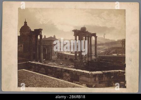 Gezicht op het Forum Romanum in Rom met Tempel van Saturnus bij maanlicht 3116 P (serietitel) Blick auf das Forum Romanum in Rom Saturntempel in maanlicht3116 P (Serientitel) Eigenschaftstyp [?]: Bild-Artikelnummer: RP-F 00-268 / Marken: Nummer links unten auf negativ geschrieben: "3116 P (?) Hersteller Schöpfer: Fotograf: Altobelli & Molins (zugeschrieben) Ort Herstellung: Italien Datum: 1857 - 1875 Physische Merkmale: Albumin Druckmaterial: Papierpapier Pappe Technik: Albumin Druckabmessungen: Foto: H 279 mm × W 380 mmblad: H 315 mm b × 477 mm Betreff: Tempel, Schrein  non Stockfoto