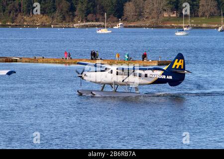 Ein Wasserflugzeug vom Typ Single Otter der Harbour Air DHC-3 de Havilland Turbine landete gerade an der Pioneer Waterfront im Hafen von Nanaimo, Vancouver Island, BC, Kanada Stockfoto