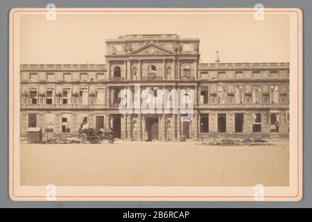 Gezicht op het Palais des Tuileries in Parijs na de Brand door de Commune van Parijs Blick auf das Palais des Tuileries in Paris nach dem Brand der Pariser Kommune Immobilientyp: Foto Cabinet Foto Artikelnummer: RP-F F1983 Aufschriften / Marken: Anmerkung, Verso, handschriftlich: "Palais des tuileries'winkeliersmerk, verso" mit Stempel "ALBEN FÜR FOTOGRAFIEN / STÉRÉOSCOPES Monokles / PORTRAITS.CARTES / MAISON Frene / 222.Rue The Rivoli.222 / PARIS" Hersteller: Fotograf: Anonyme Herstellung: Paris Datum: 28. Mai 1871 - oder für 1872 Material: Papppapiertechnik: Albumindruck Stockfoto