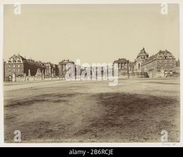 Teil des Travel Albums mit Bildern von "Seen that: Conditions in Belgium and Frankrijk". Hersteller : Fotograf: X phot. Ort Herstellung: Versailles dating: CA. 1880 - ca. 1900 Physikalische Merkmale: Albumindruckmaterial: Papierkartontechnik: Albumindrucke Abmessungen: Foto: H 210 mm × W 266 mm Betreff: Schloss façade (oder Haus oder Gebäude) wo Chateau de Versailles Stockfoto