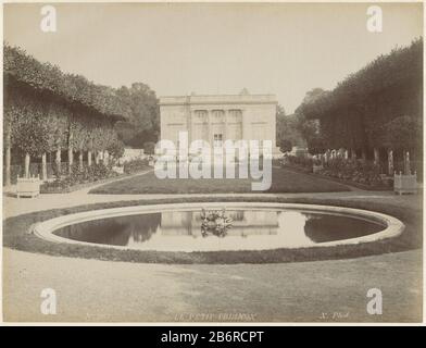 Gezicht op het Petit Trianon in het Park van Versailles Nr. 267 Le petit Trianon (titel op object) Ansicht des Petit Trianon im Park von VersaillesNo 267 Le Petit Trianon (title object) Objekttyp: Fotos Artikelnummer: RP-F16629 Aufschriften / Marken: Stempel, Verso, gestempelt: "Jules Hautecoeur, 172 rue de Rivoli Paris'numer, verso, geschrieben in Bleistift: '212' Hersteller: Fotograf: X phot. (Börsennotierte Eigenschaft) Herstellung: Frankreich Datum: 1850 - 1900 Physische Merkmale: Albumdruckmaterial: Papiertechnik: Albumdruck Abmessungen: Foto: H 207 mm × W 275 mmOnderwerp Stockfoto